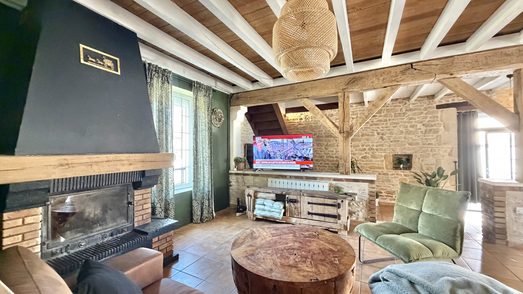 Charmante maison rénovée avec piscine chauffée et dépendances – Garchizy