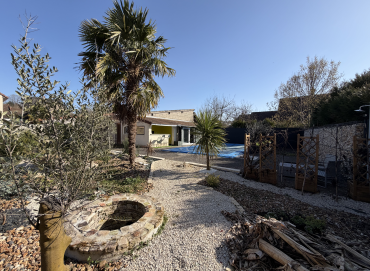 Charmante maison rénovée avec piscine chauffée et dépendances – Garchizy